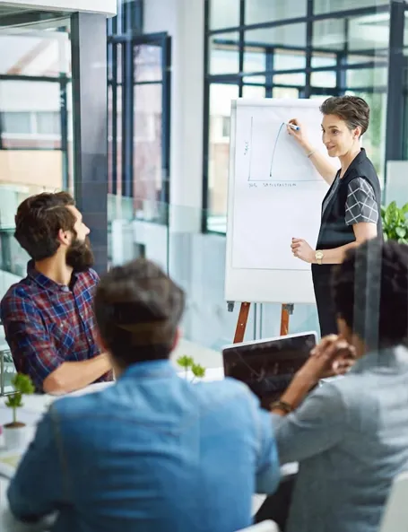 formatrice en confiance face à des apprenants captivés