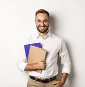 formateur souriant conforme aux exigences Qualiopi