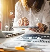 une personne travaillant la gestion administrative d'une entreprise depuis son bureau