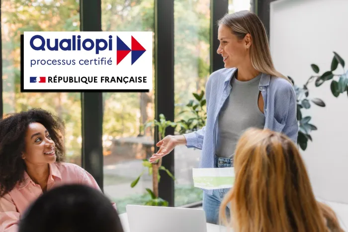 1 formatrice devant 3 apprenants assis et le logo qualiopi