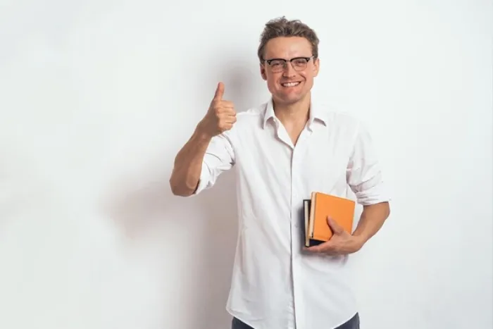 Un formateur souriant le pouce en l'air suite à la certification Qualiopi